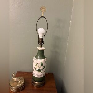 Vintage salexe Inc porcelain magnolia table lamp
